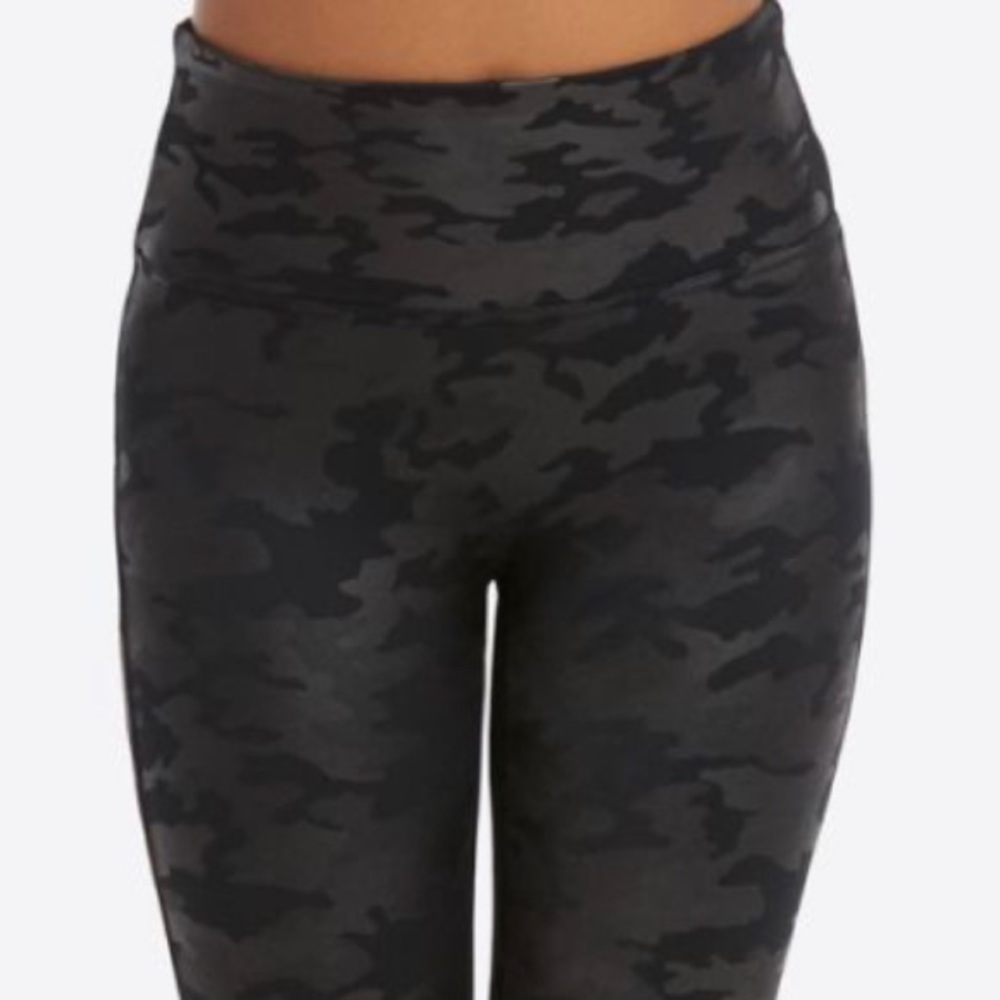 BLACK CAMO SPANX LEGGINGS